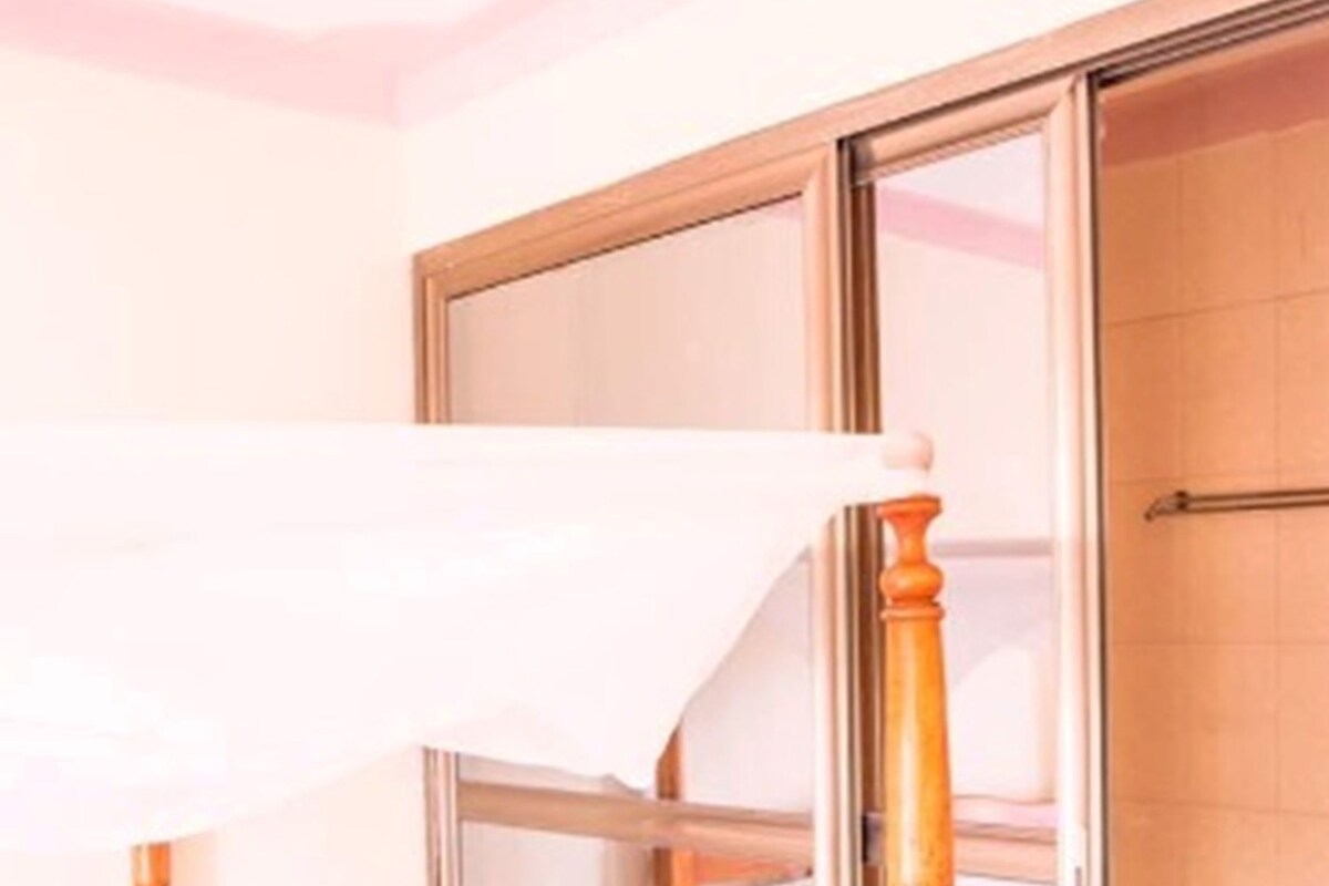 Ropa de cama hipoalergénica, camas con efecto memoria y escritorio 