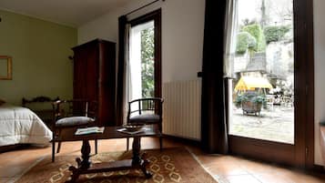 Minibar, desk, free WiFi, bed sheets