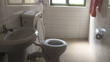 Deluxe Room | Bathroom | Shower, towels, soap, shampoo