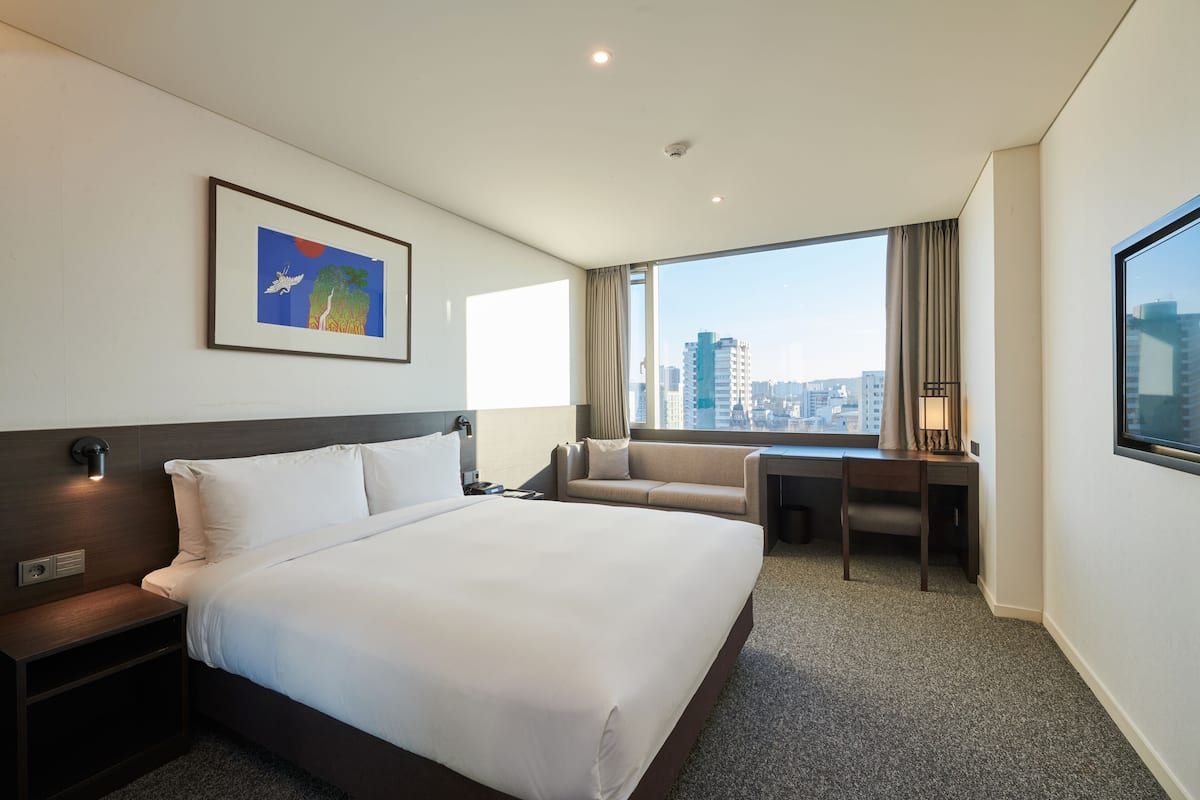 1 bedroom, in-room safe, desk, blackout curtains