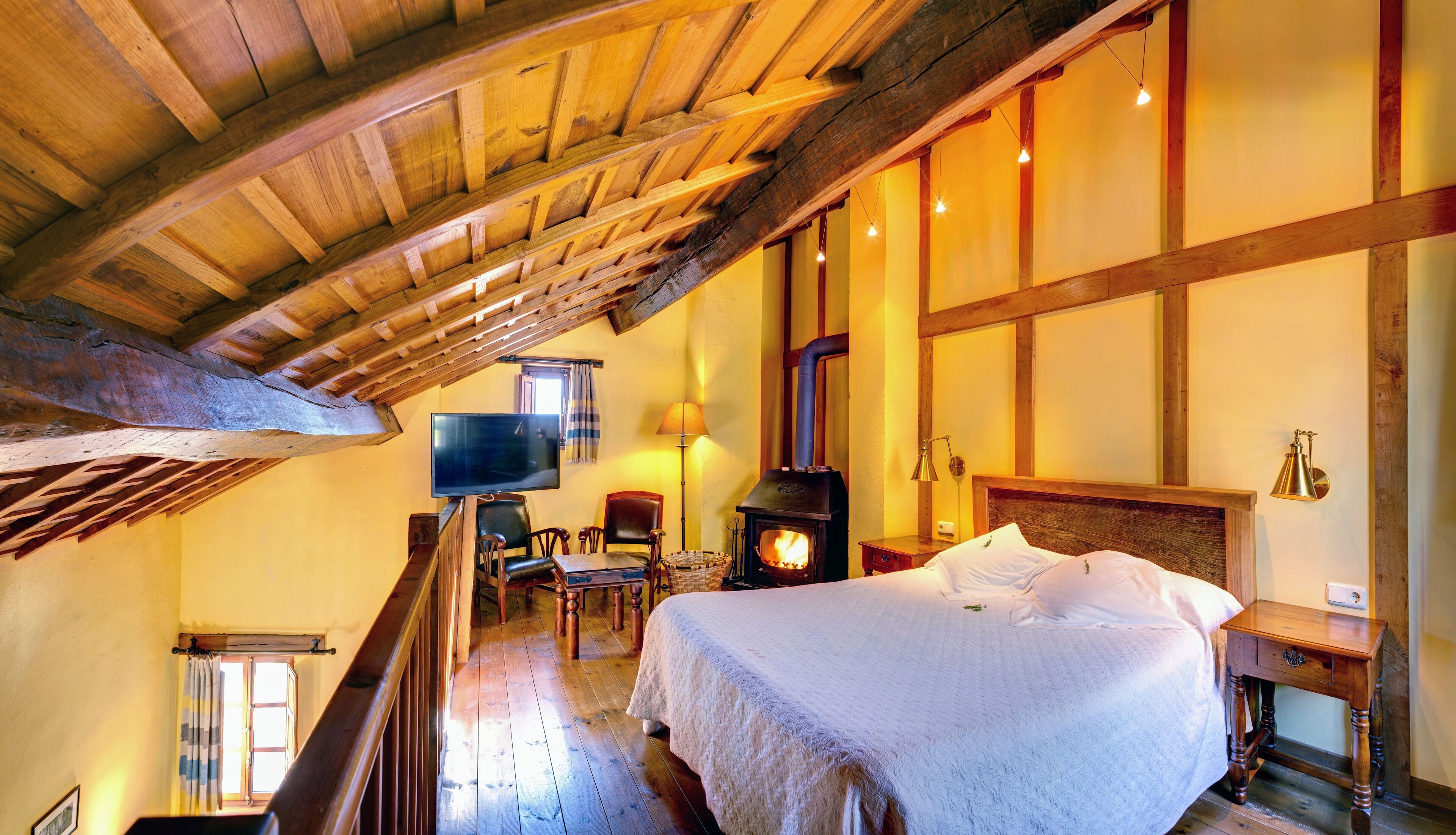 Junior suite (2 Adults + 2 Children) | Een kluis op de kamer, een bureau, een laptopwerkplek