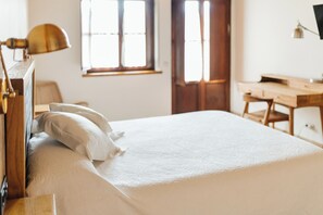 In-room safe, soundproofing, bed sheets, wheelchair access - La Montaña Mágica (Llanes)