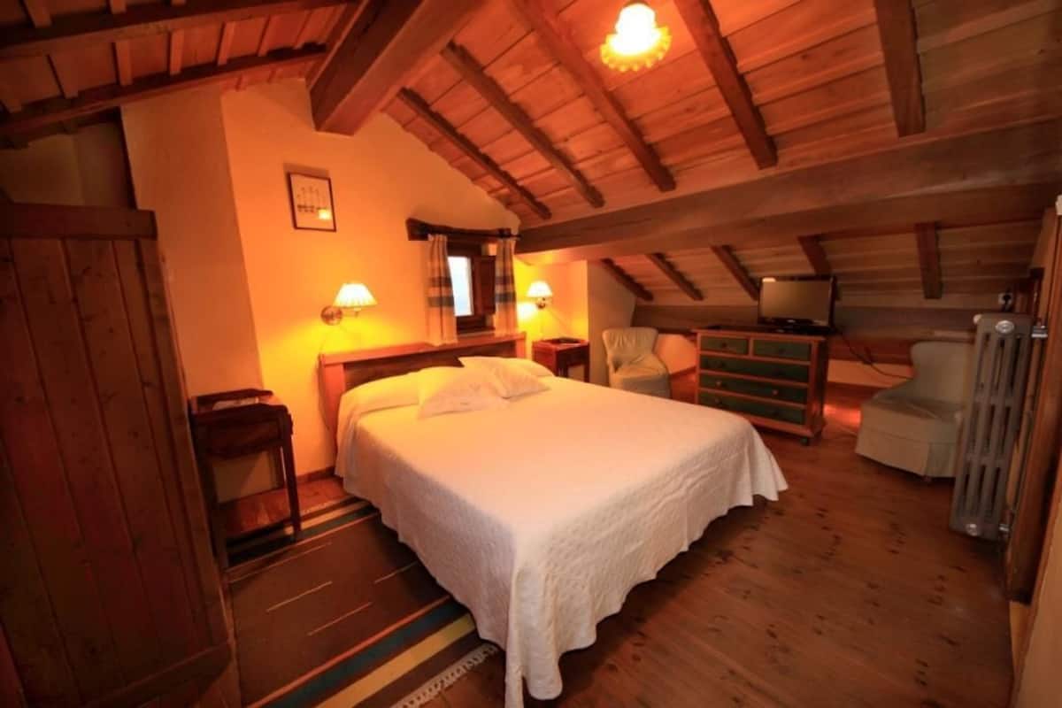 Deluxe Single Room | 1 bedroom, in-room safe, desk, laptop workspace