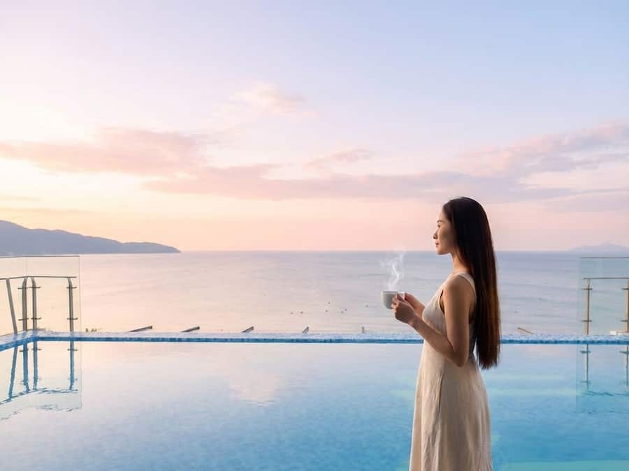 Kolam renang terbuka, dibuka dari pukul 6:00 hingga 22:00, payung kolam