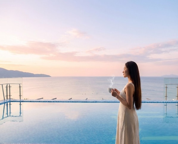 Außenpool, geöffnet von 06:00 Uhr bis 22:00 Uhr, Sonnenschirme