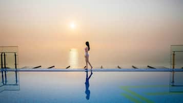 Piscina externa, funciona das 6h às 22h, guarda-sóis, espreguiçadeiras