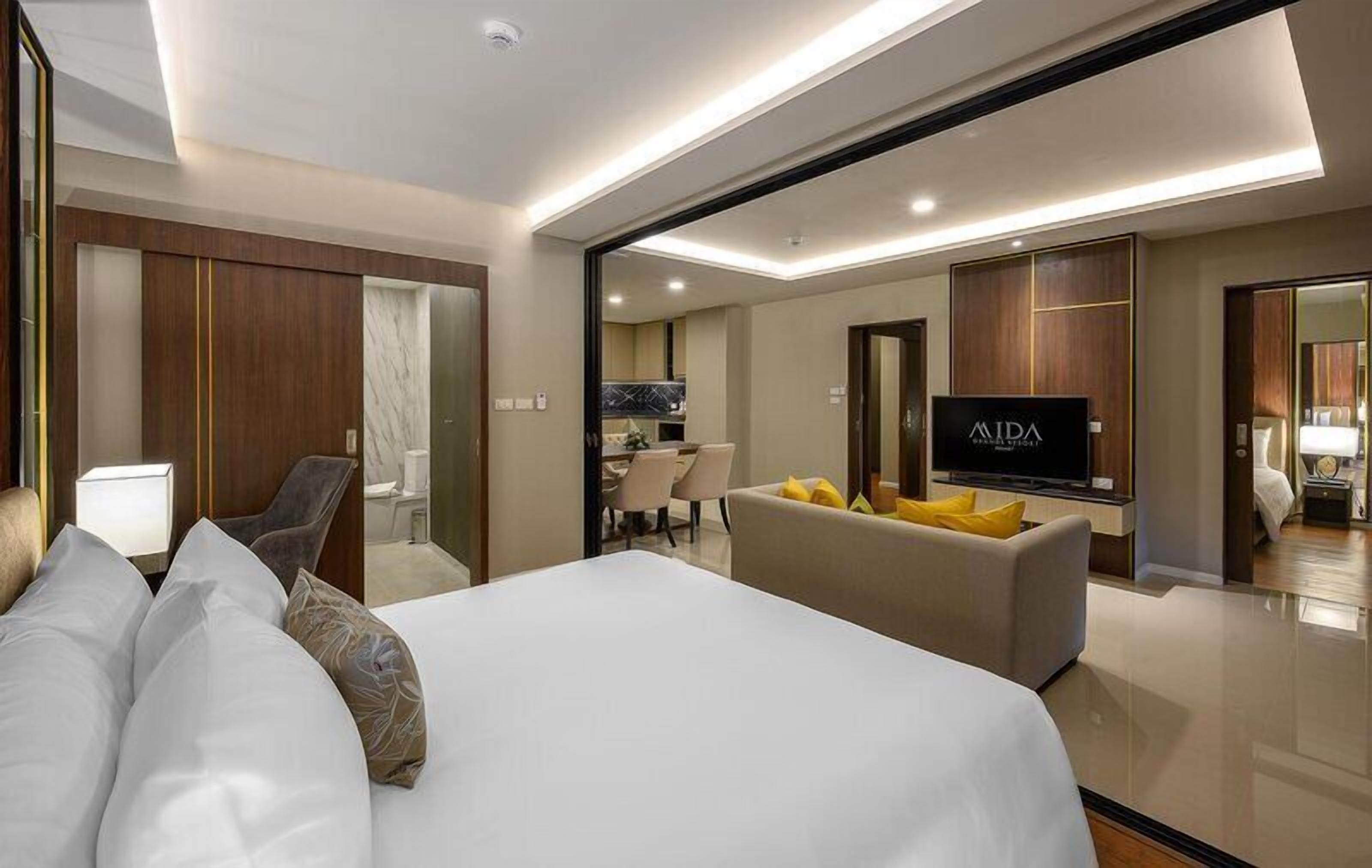 Grande 2 Bedroom Suite Ocean View with Hot Tub | Minibar, in-room safe, desk, laptop workspace