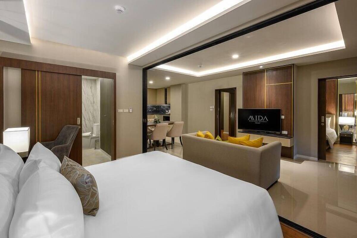 Grande 2 Bedroom Suite Ocean View with Hot Tub | Minibar, in-room safe, desk, laptop workspace