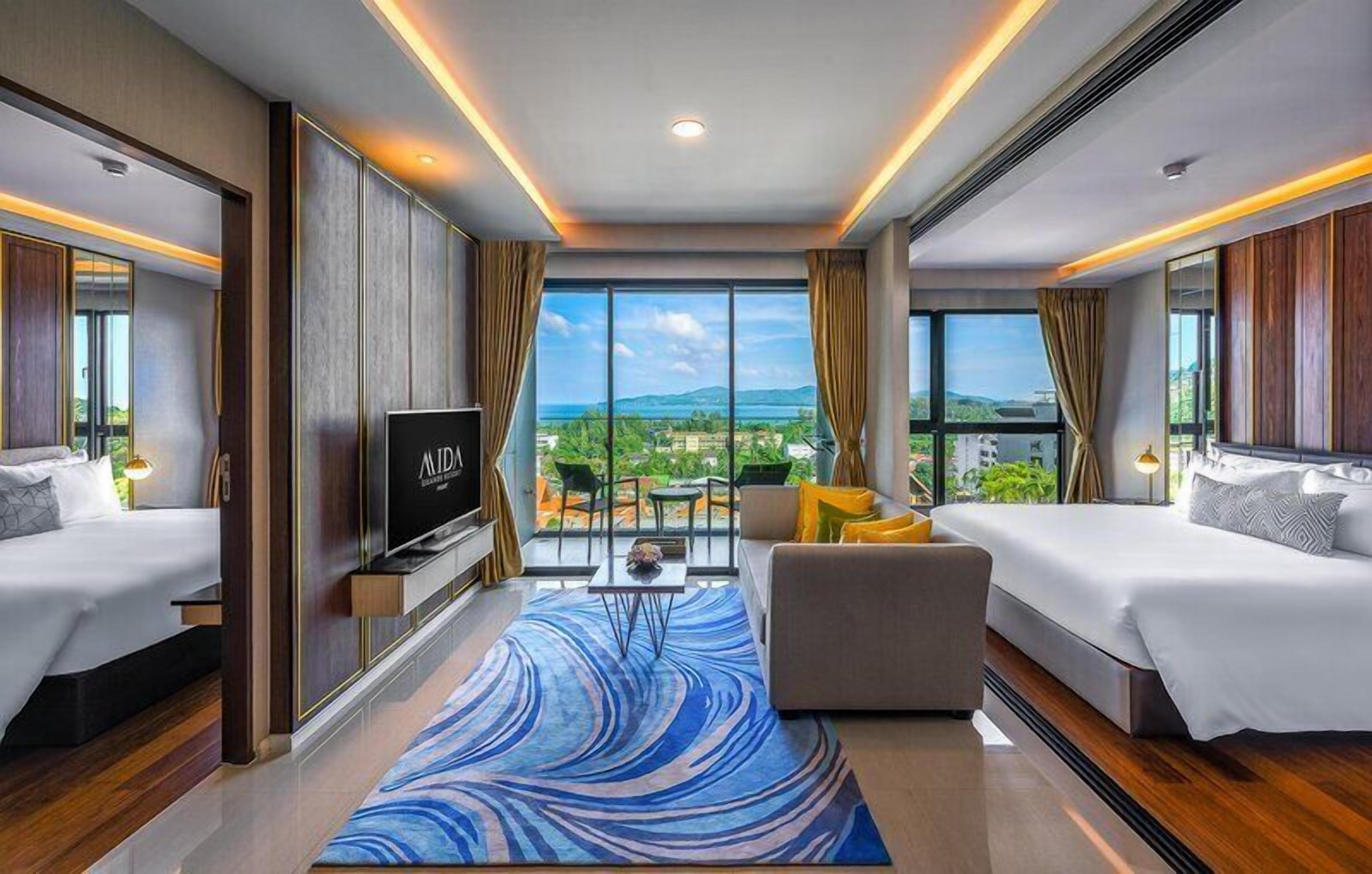 Grande 2 Bedroom Suite Ocean View | Minibar, in-room safe, desk, laptop workspace