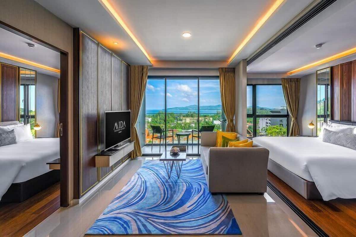 Grande 2 Bedroom Suite Ocean View | Minibar, in-room safe, desk, laptop workspace