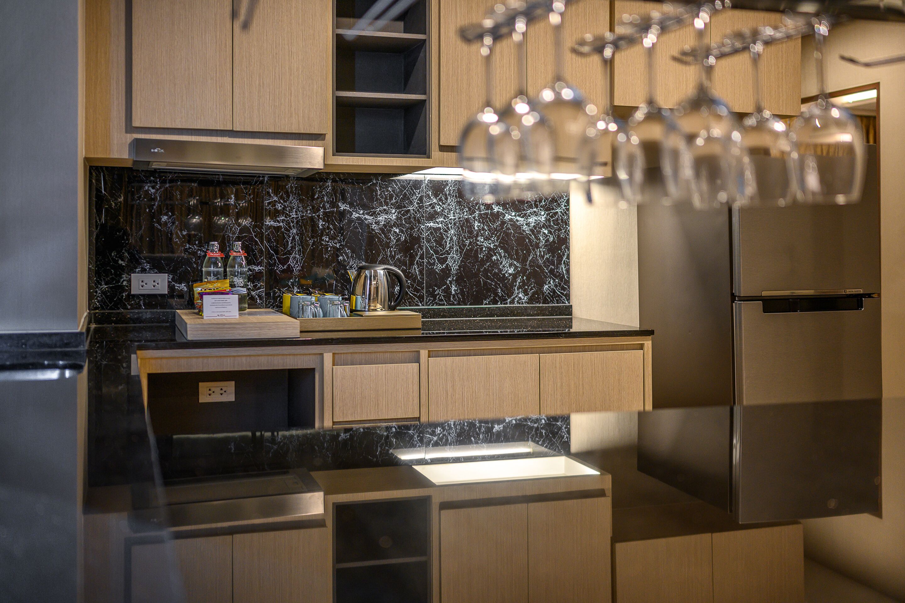 grande 3 bedroom suite ocean view with hot tub | living area | 49-inch led tv with cable channels, tv, books