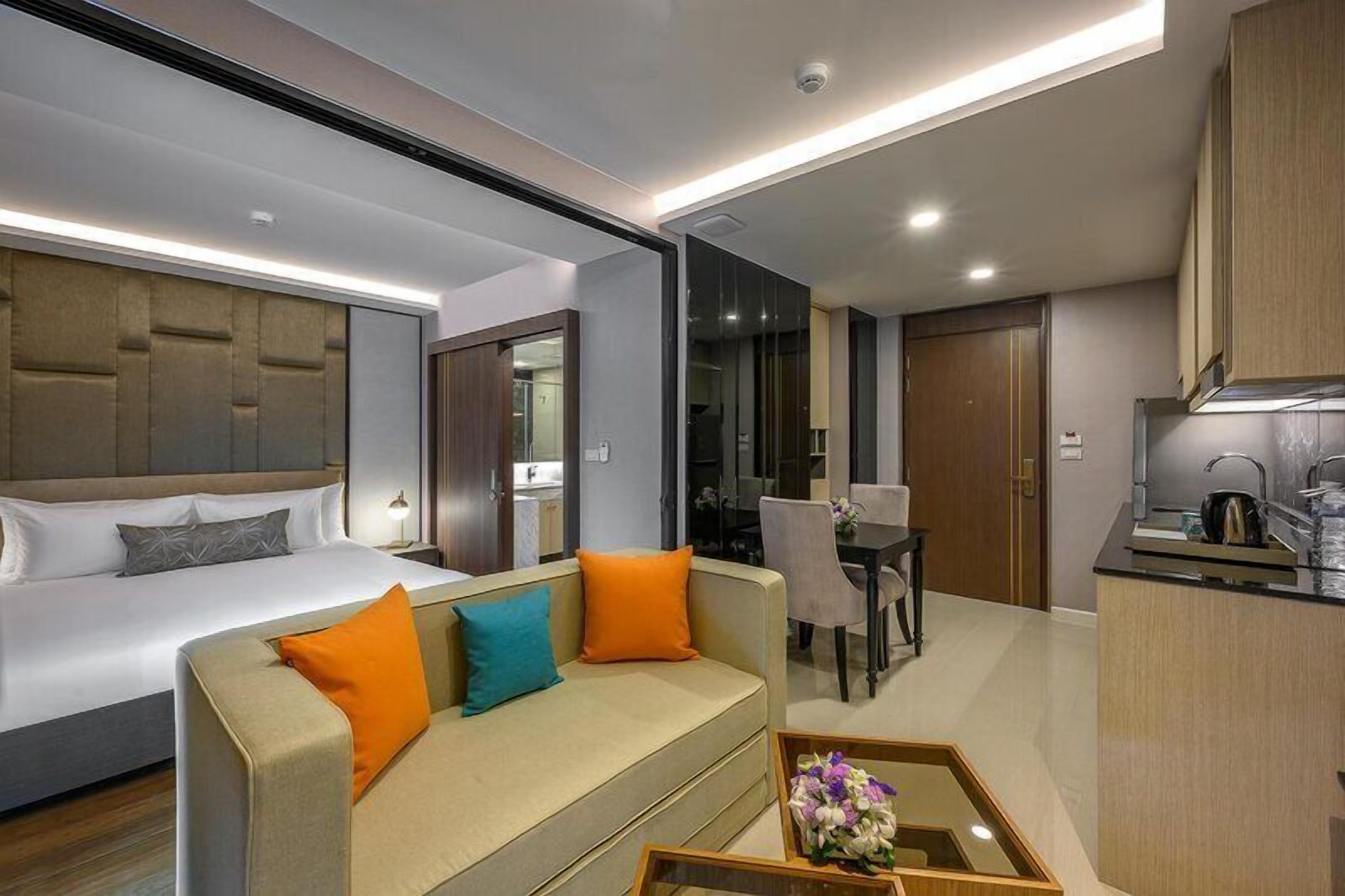 Deluxe Room | Minibar, in-room safe, desk, laptop workspace