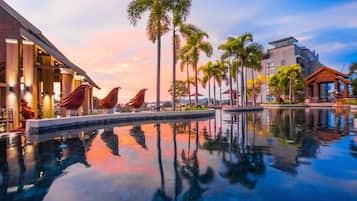 6 outdoor pools, open 7:00 AM to 8:00 PM, free pool cabanas