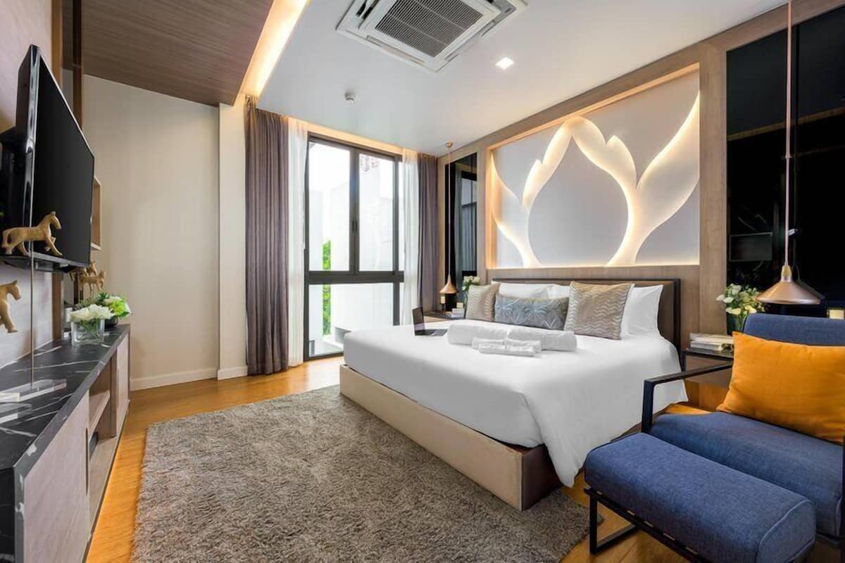 Grande Pool Villa 3 Bedroom | Minibar, in-room safe, desk, laptop workspace