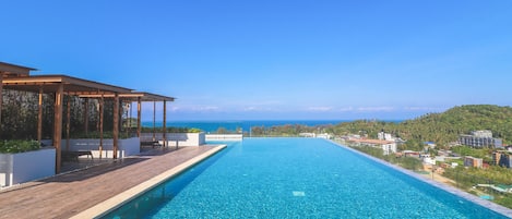 6 outdoor pools, open 7:00 AM to 8:00 PM, free cabanas, pool umbrellas