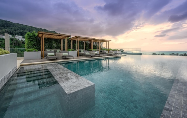 6 outdoor pools, open 7:00 AM to 8:00 PM, free pool cabanas
