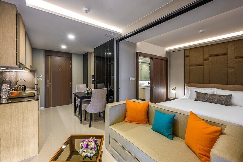 Deluxe Ocean View | Minibar, in-room safe, desk, laptop workspace