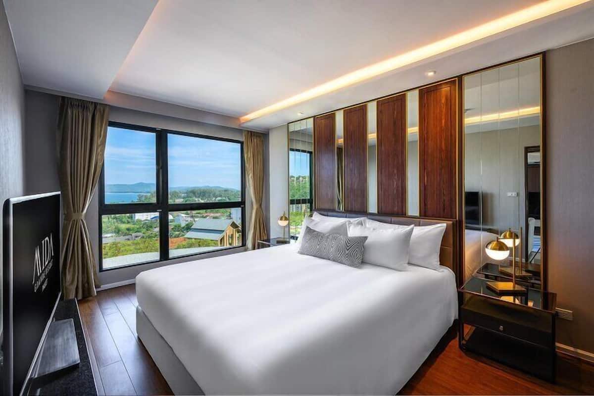 Family Suite, 2 Bedrooms, Ocean View | Minibar, in-room safe, desk, laptop workspace