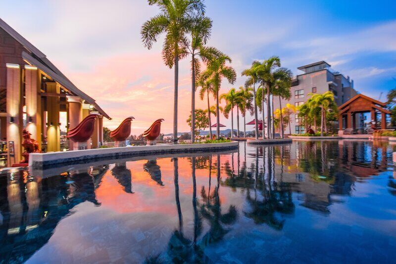 6 outdoor pools, open 7:00 AM to 8:00 PM, free cabanas, pool umbrellas