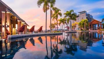 6 piscinas al aire libre, camas de piscina gratis, sombrillas