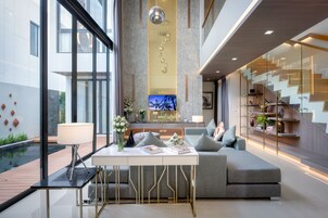 Glæsilegt stórt einbýlishús - 2 svefnherbergi (Pool Grande) | Stofa | 49-tommu LED-sjónvarp með kapalrásum, sjónvarp, bækur.