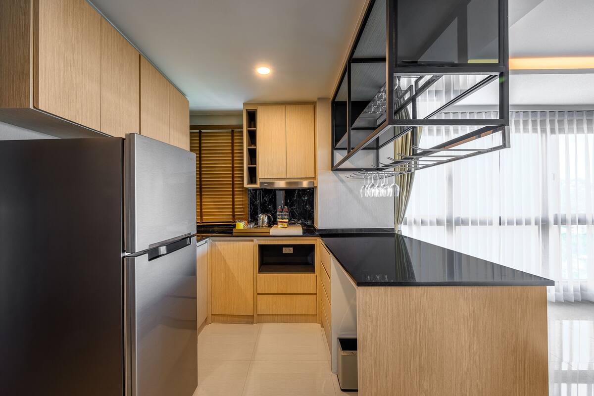 family suite, 2 bedrooms, ocean view | living area | 49-inch led tv with cable channels, tv, books