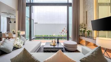 Vila grand, 2 quartos (Pool Grande) | Área de estar | TV LED 49 polegadas com canais a cabo, TV, livros