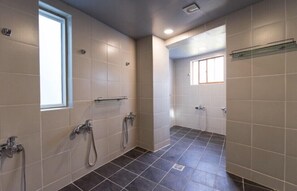 Regadera, amenidades de baño gratuitas, secadora de cabello, toallas
