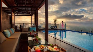 Hồ bơi ngoài trời, mở cửa từ 7:00 đến 20:00, ghế dài tắm nắng