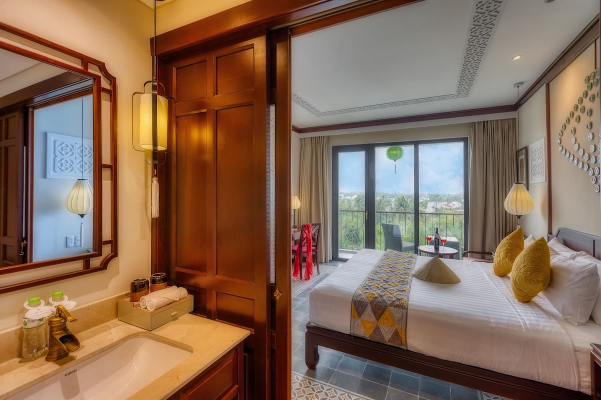 Savvy Family Connecting Suite, Bathtub, Balcony with Riverside View | Seprai premium, minibar, brankas, dan meja kerja