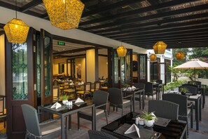 Se sirven comidas, cenas y cocina local e internacional 