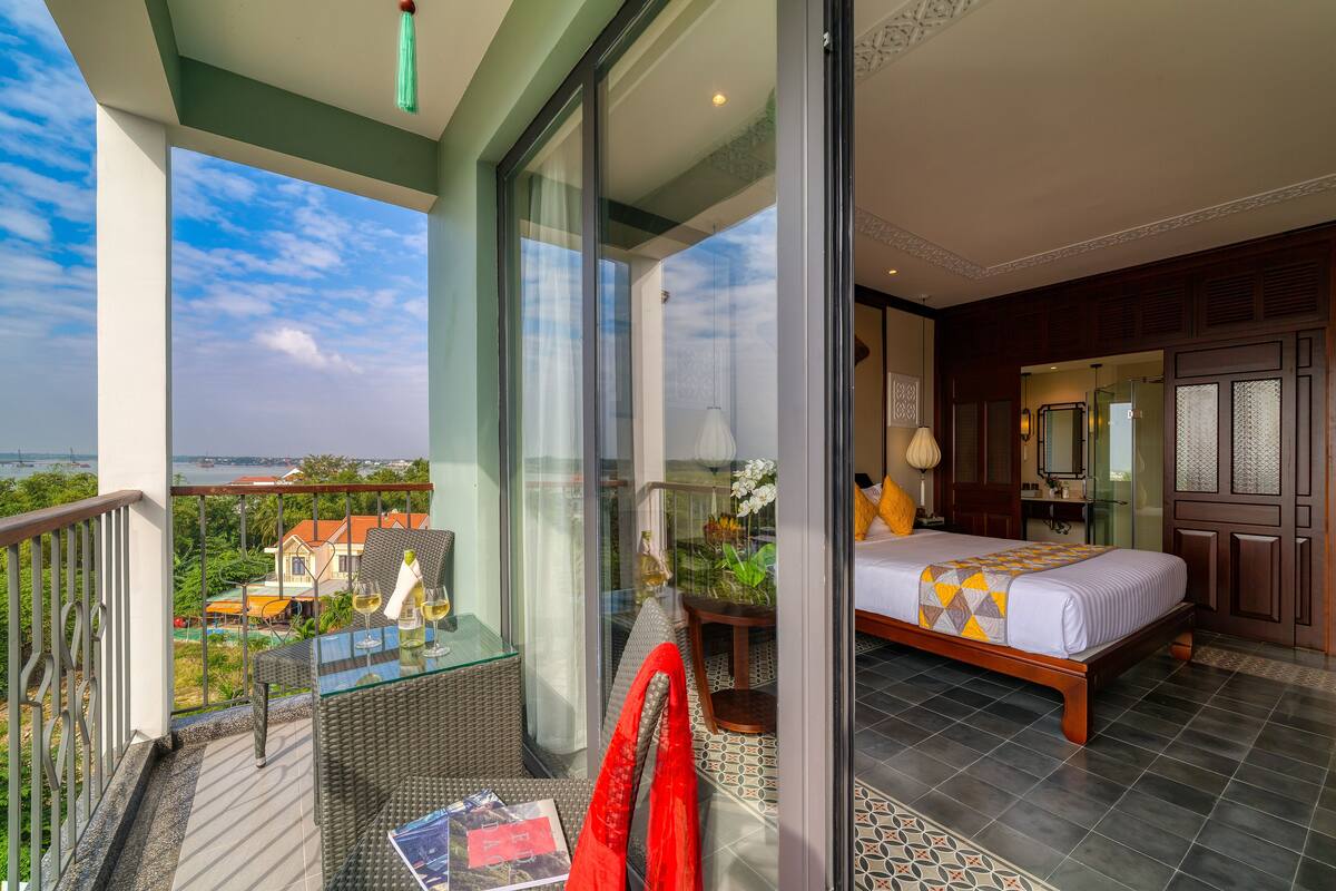 Essence Family Connecting Suite, Bathtub, Balcony with Courtyard View | เครื่องนอนระดับพรีเมียม, มินิบาร์, ตู้นิรภัยในห้องพัก, โต๊ะทำงาน