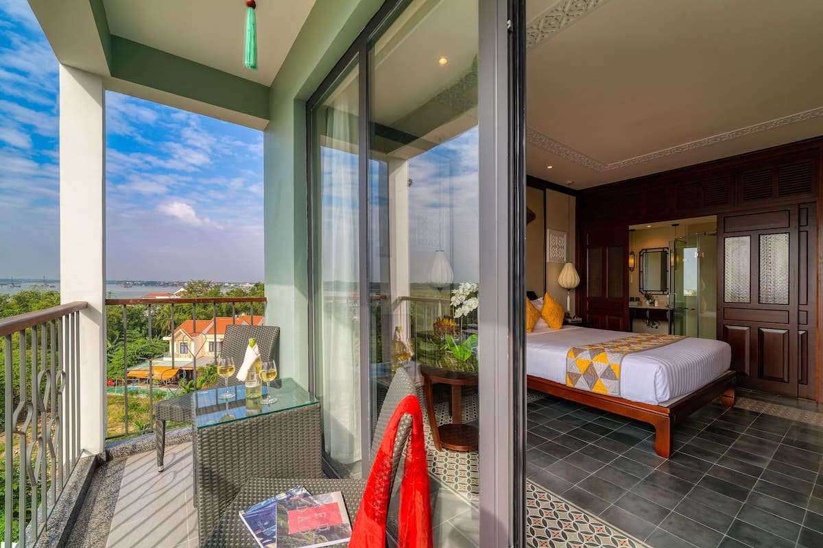 Essence Family Connecting Suite, Bathtub, Balcony with Courtyard View | Seprai premium, minibar, brankas, dan meja kerja