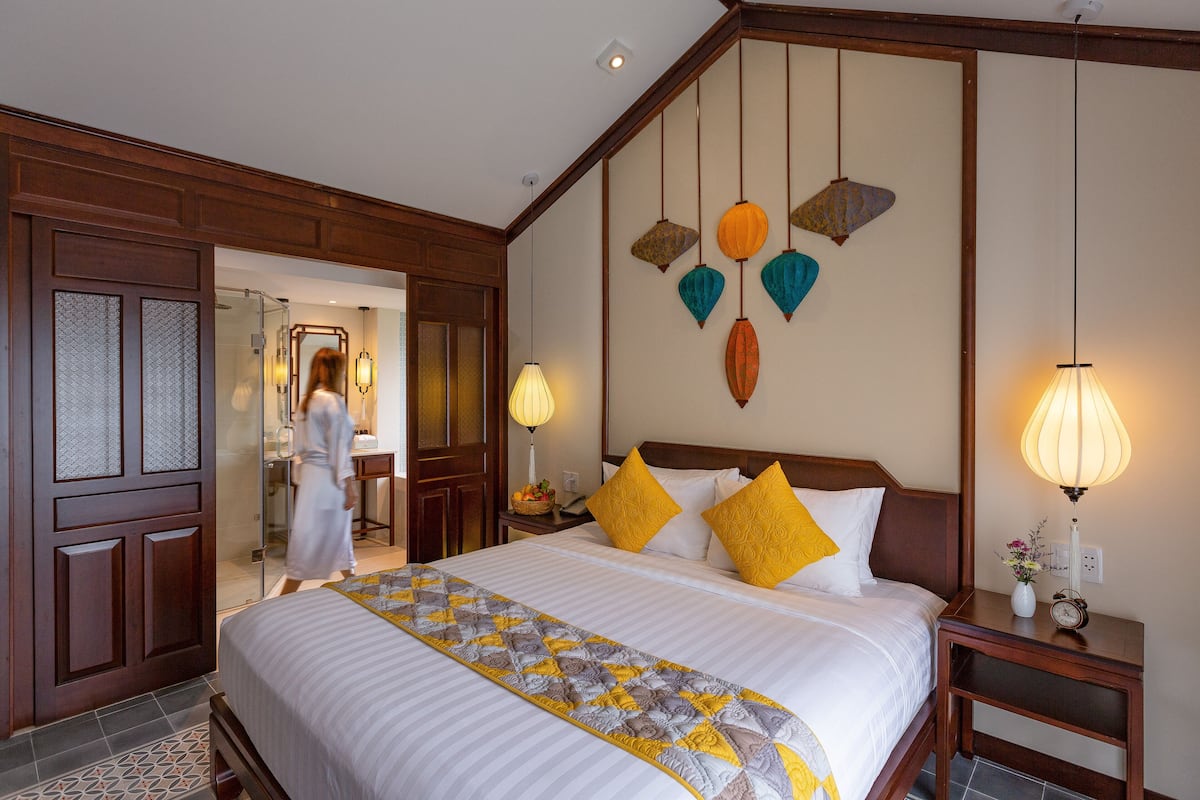 Savvy King/Twin Suite, Bathtub, Balcony with Riverside View | Seprai premium, minibar, brankas, dan meja kerja