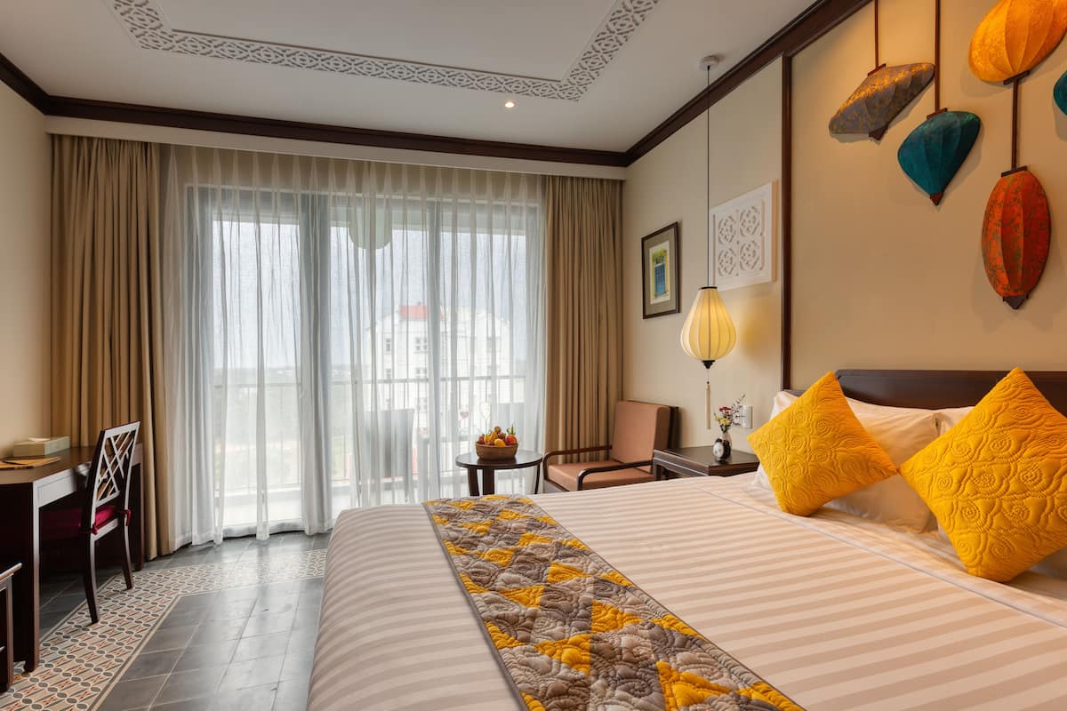 Seprai premium, minibar, brankas, dan meja kerja