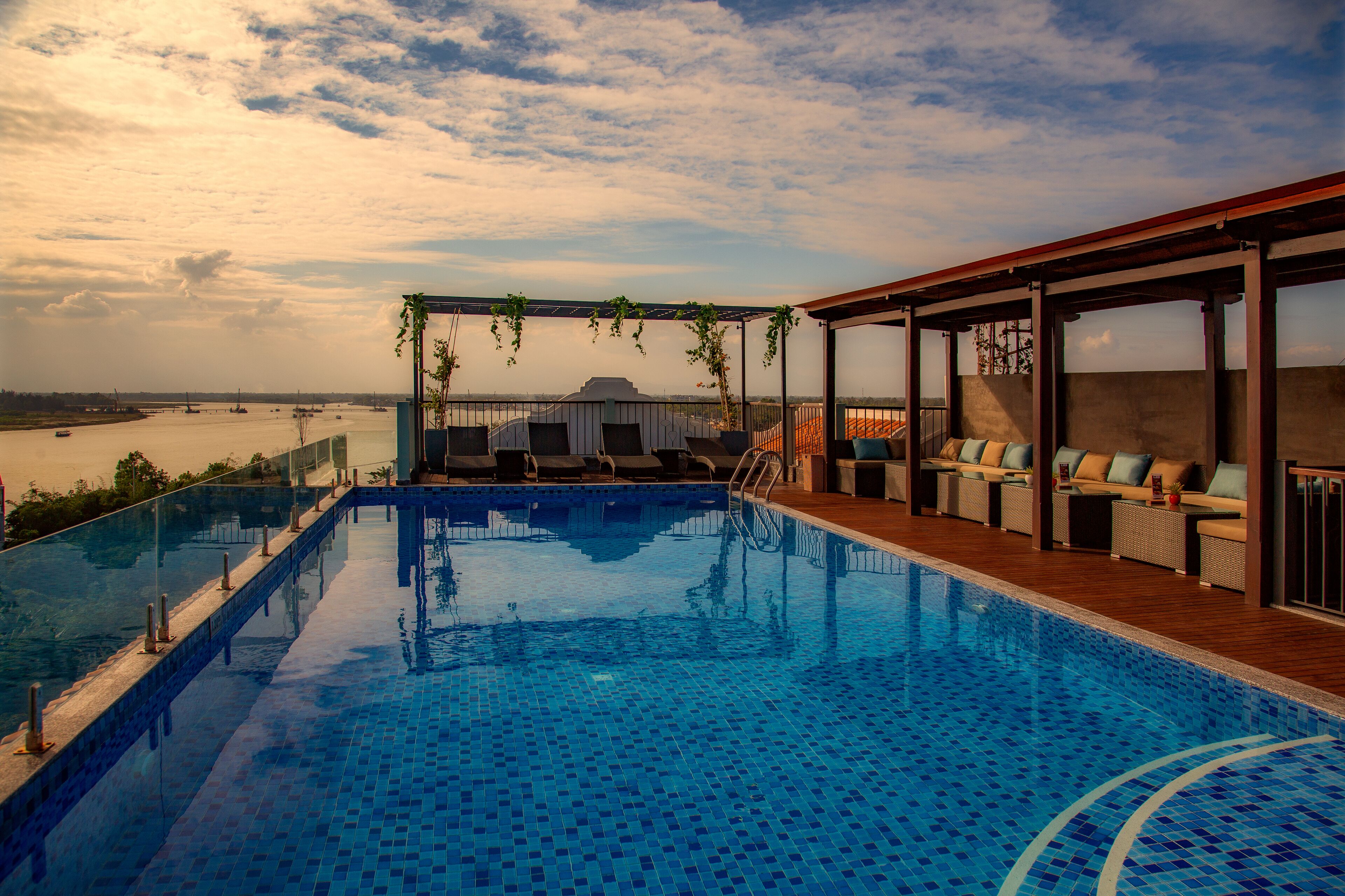 Una piscina al aire libre (de 07:00 a 20:00), tumbonas