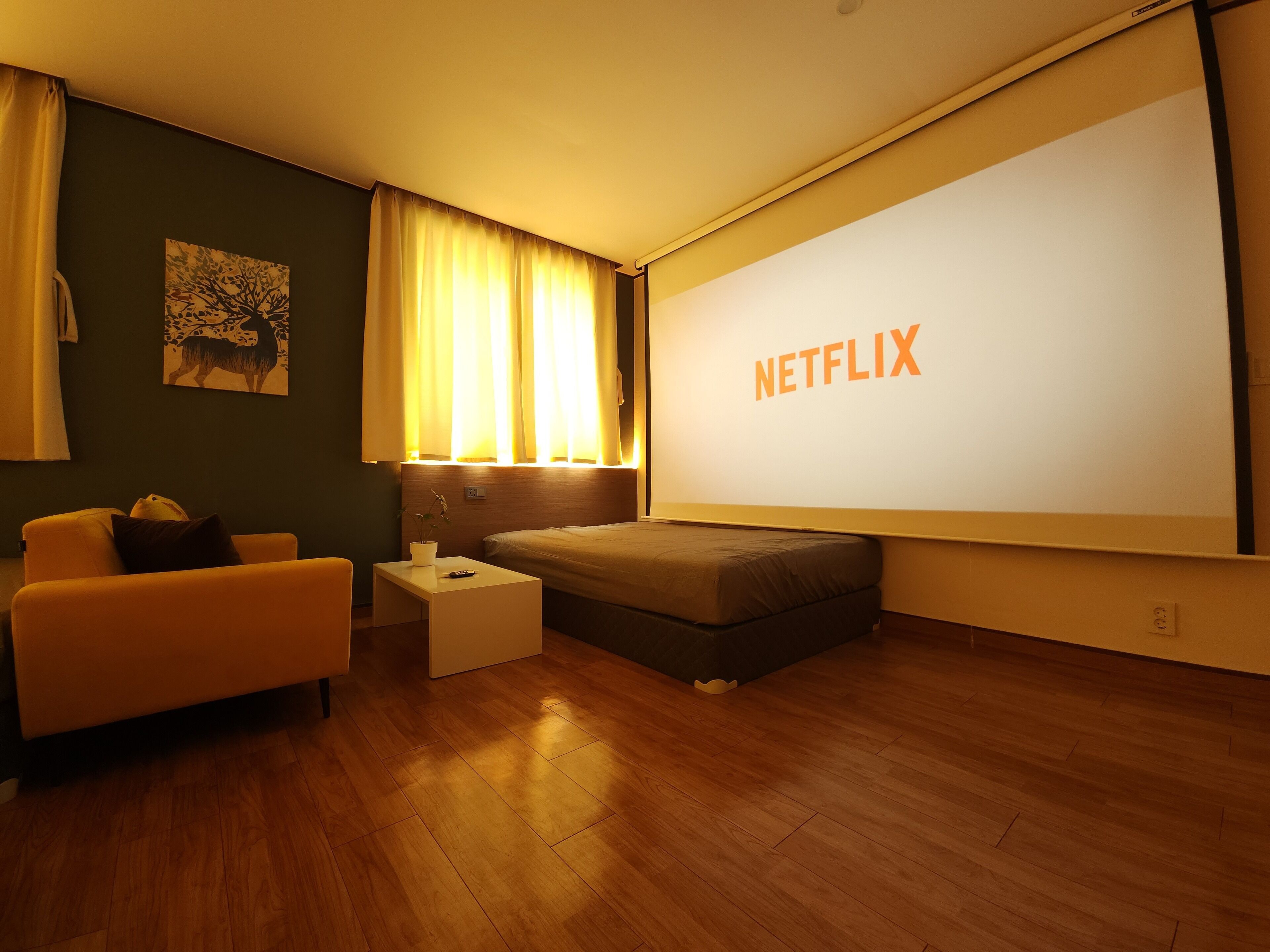 Suite estudio familiar | Decoración personalizada, muebles diferentes y escritorio 