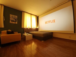 Perhestudiosviitti | Yksilöllisesti sisustettu, yksilöllisesti kalustettu, työpöytä