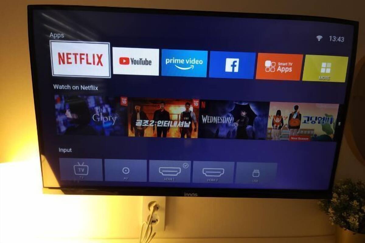 Una pantalla de televisión mostrando una interfaz de servicio de streaming con aplicaciones como Netflix, YouTube y Prime Video.