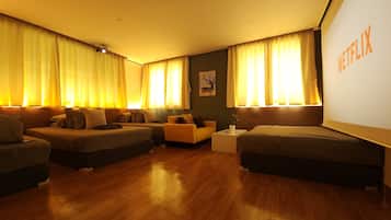 Suite estudio familiar | Decoración personalizada, muebles diferentes y escritorio