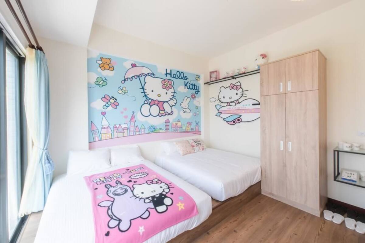 Chambre quadruple | Bureau, accès au Wi-Fi (inclus), literie fournie