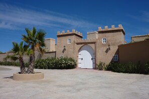 Vista frontal de la propiedad