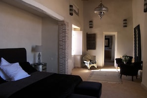 Standard Δίκλινο Δωμάτιο (Double) | Κλινοσκεπάσματα υψηλής ποιότητας, μοναδική διακόσμηση