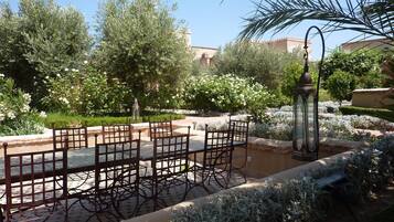 Breakfast, lunch, dinner served; local and international cuisine