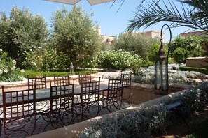 Σερβίρεται πρωινό και μεσημεριανό, με τοπική και διεθνής κουζίνα