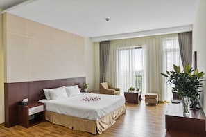 Panorama-Zimmer | Hochwertige Bettwaren, Schreibtisch, laptopgeeigneter Arbeitsplatz