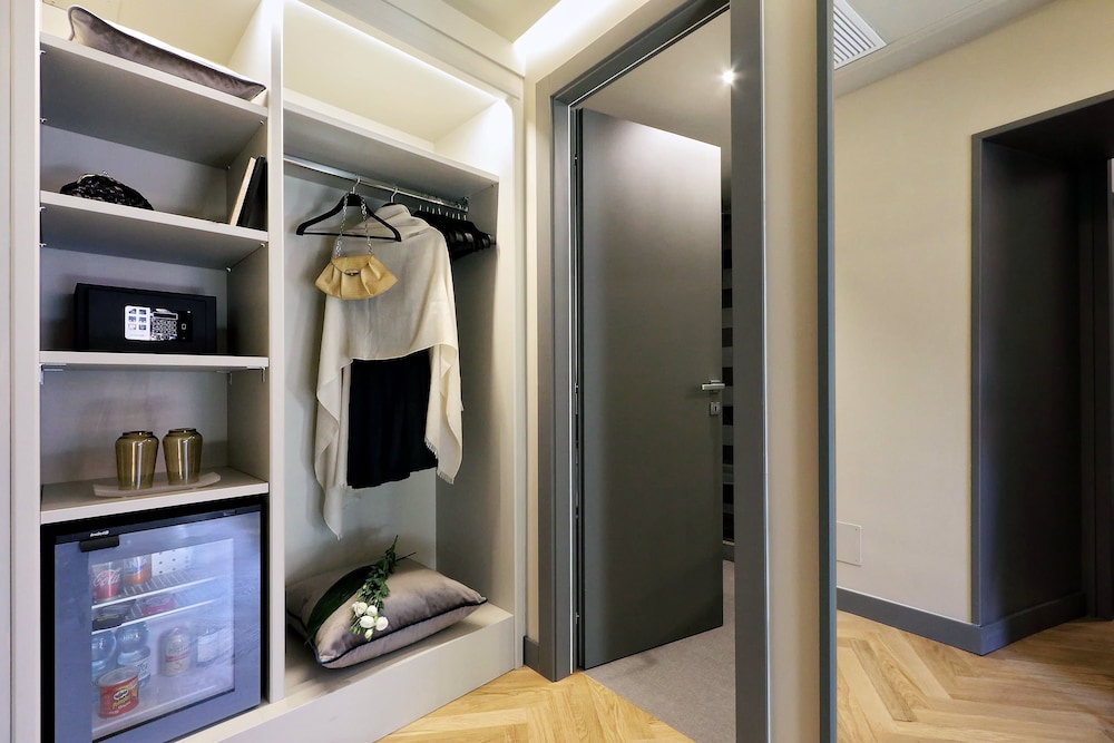 RomaFiveSuites by null