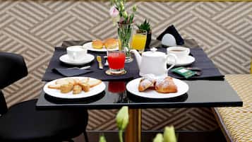 Desayuno continental (EUR 12 por persona)