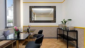 Daily continental breakfast (EUR 12 per person)