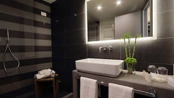 Deluxe Room | Bathroom